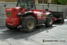 traktor på byggarbetsplats markskydd_logo