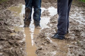 stuck in mud boots gångväg lera markskydd